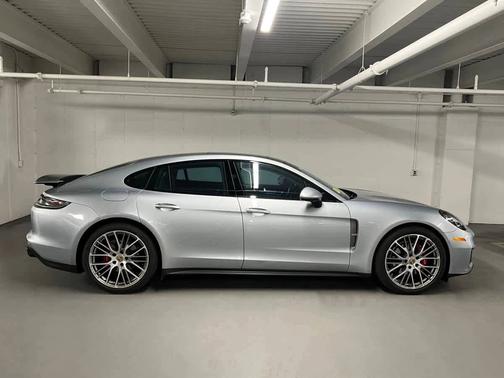2023 Porsche Panamera 