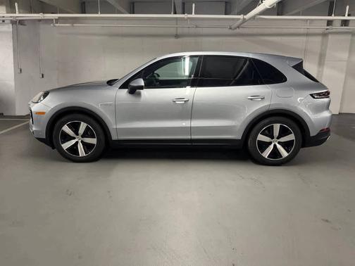 Dolomite Silver Metallic 2025 Porsche Cayenne