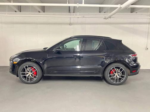 Jet Black Metallic 2023 Porsche Macan