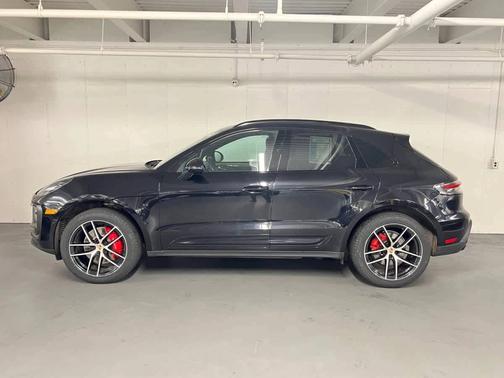 Jet Black Metallic 2023 Porsche Macan