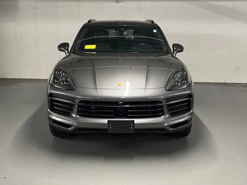 Quartzite Grey Metallic 2023 Porsche Cayenne