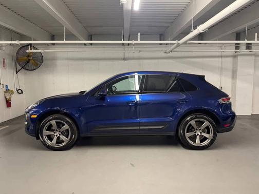 Gentian Blue Metallic 2025 Porsche Macan