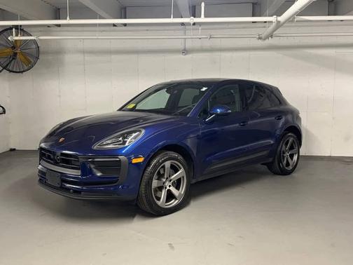 Gentian Blue Metallic 2025 Porsche Macan