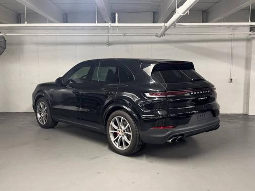 Chromitblack Metallic 2024 Porsche Cayenne
