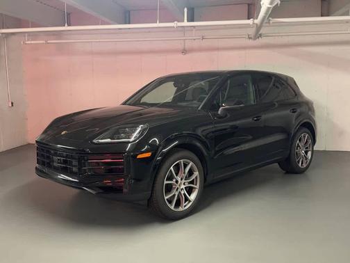 Chromite Black Metallic 2026 Porsche Cayenne