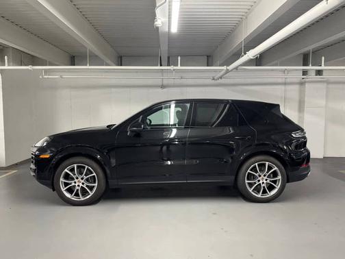 Chromite Black Metallic 2026 Porsche Cayenne
