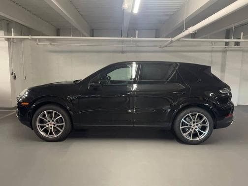 Chromite Black Metallic 2026 Porsche Cayenne