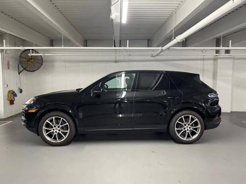 Chromite Black Metallic 2026 Porsche Cayenne