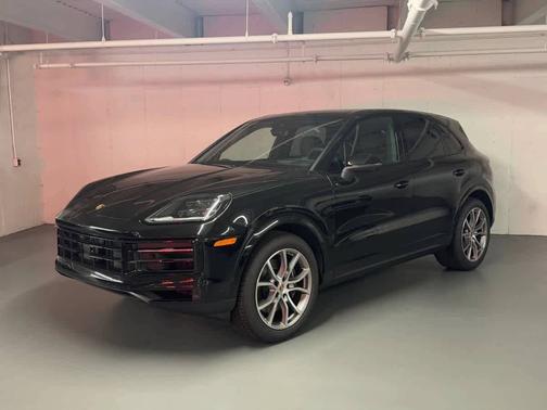 Chromite Black Metallic 2026 Porsche Cayenne