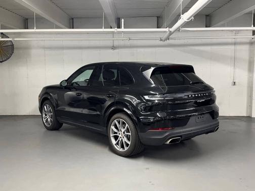 Chromite Black Metallic 2026 Porsche Cayenne