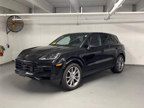 Chromite Black Metallic 2026 Porsche Cayenne