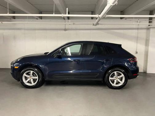 Night Blue Metallic 2017 Porsche Macan