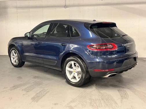 Night Blue Metallic 2017 Porsche Macan