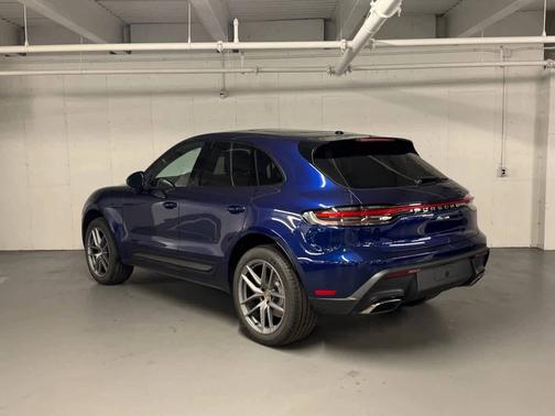 Gentian Blue Metallic 2026 Porsche Macan