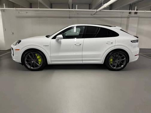 Carrara White Metallic 2025 Porsche Cayenne