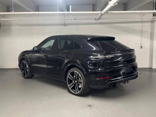 Jet Black Metallic 2022 Porsche Cayenne