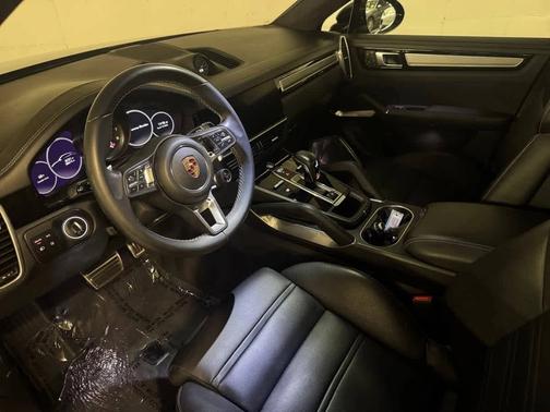 Jet Black Metallic 2022 Porsche Cayenne
