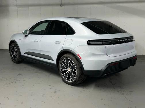 Ice Grey Metallic 2024 Porsche Macan