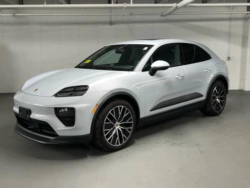 Ice Grey Metallic 2024 Porsche Macan