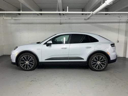 Ice Grey Metallic 2024 Porsche Macan