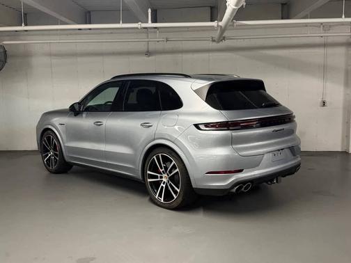 Dolomite Silver Metallic 2026 Porsche Cayenne
