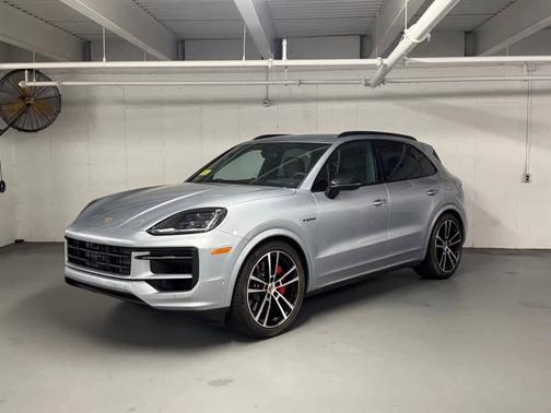 Dolomite Silver Metallic 2026 Porsche Cayenne