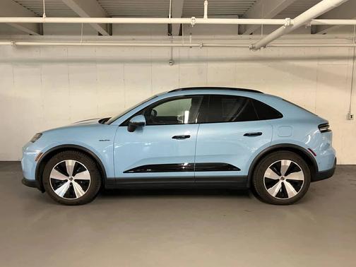 Frozen Blue Metallic 2024 Porsche Macan