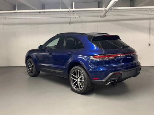 Gentian Blue Metallic 2026 Porsche Macan