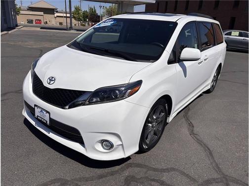 White 2017 Toyota Sienna SE