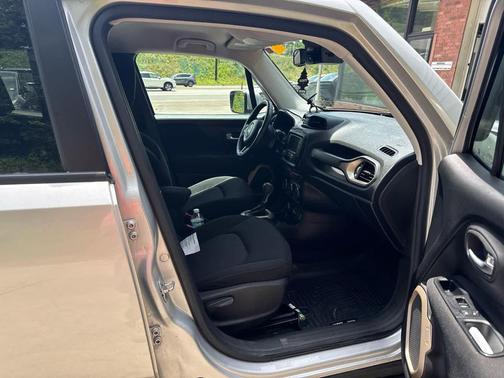 Glacier Metallic 2016 Jeep Renegade Latitude