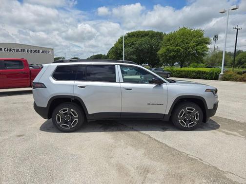 Silver Zynith 2026 Jeep Cherokee LAREDO/LIMITED