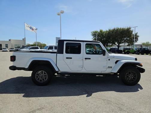 Bright White Clearcoat 2024 Jeep Gladiator Sport
