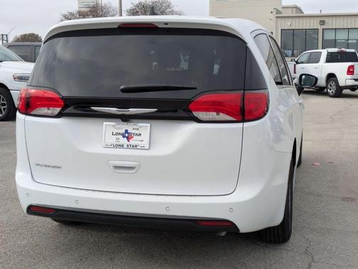 2026 Chrysler Voyager LX