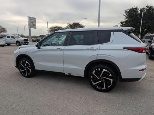 2023 Mitsubishi Outlander SE Special Edition