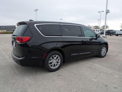 2026 Chrysler Voyager LX