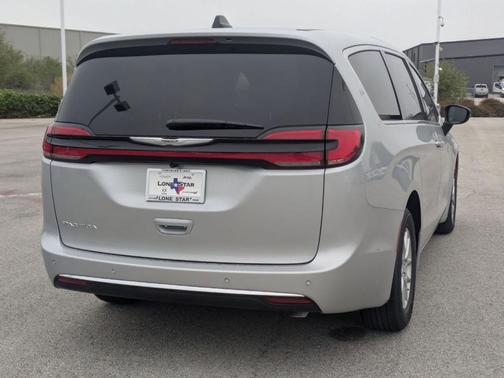 Silver Mist 2026 Chrysler Pacifica Select