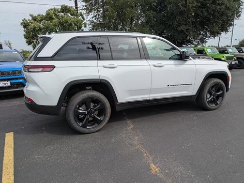 2025 Jeep Grand Cherokee Laredo