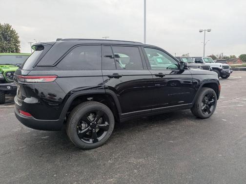2025 Jeep Grand Cherokee Laredo