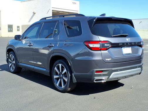 Modern Steel Metallic 2024 Honda Pilot