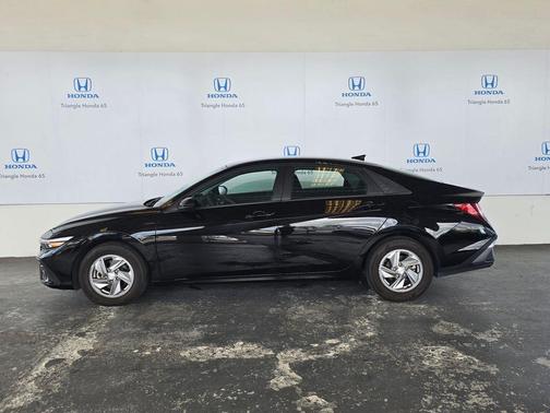 Black 2025 Hyundai ELANTRA SE