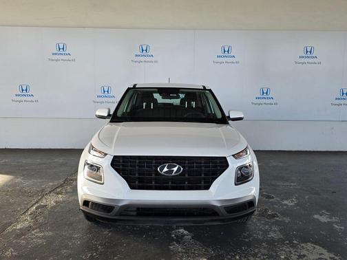 Lunar White 2025 Hyundai VENUE SE