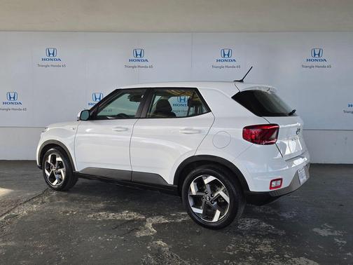 Lunar White 2025 Hyundai VENUE SE