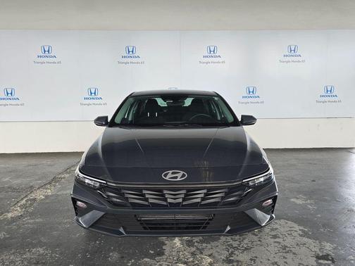 Gray 2025 Hyundai ELANTRA SE