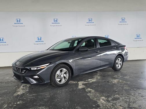 Gray 2025 Hyundai ELANTRA SE