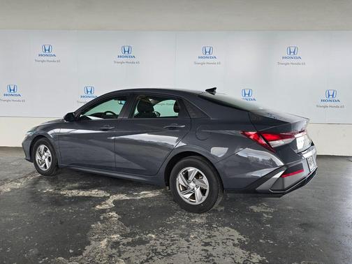 Gray 2025 Hyundai ELANTRA SE