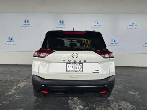 Pearl White Tricoat / Super Black 2023 Nissan Rogue SV