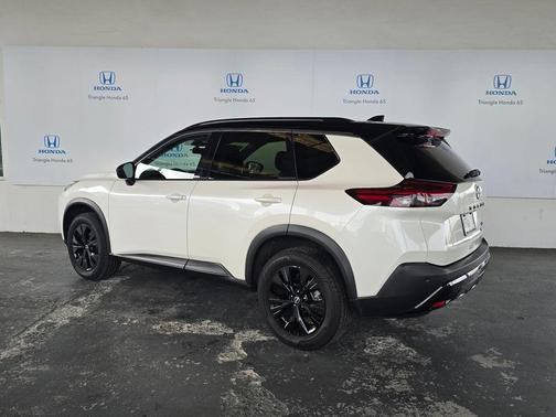 Pearl White Tricoat / Super Black 2023 Nissan Rogue SV