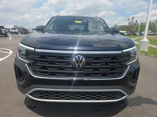 Deep Black Pearl Effect 2024 Volkswagen Atlas Cross Sport 2.0T SE w/Technology