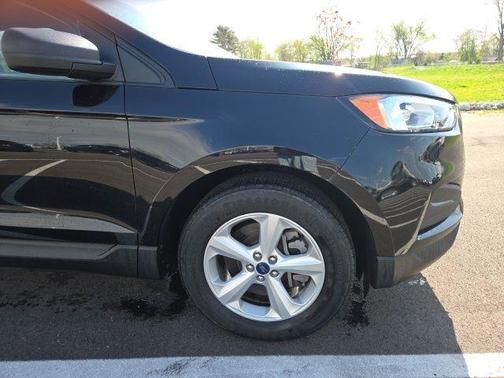 Black Metallic 2022 Ford Edge SE