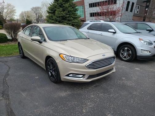 Photo 1 of 2 of 2018 Ford Fusion SE